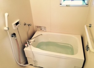 東京都千代田区都営住宅　リンナイ　ホールインワンタイプ（壁貫通）給湯専用給湯器＆1100浴槽　取り付け工事のご依頼をいただきました！