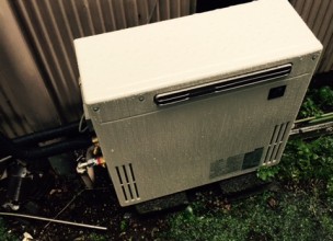 給湯器交換　横浜市旭区【パーパス２つ穴ガス給湯器へのお取り替え工事】
