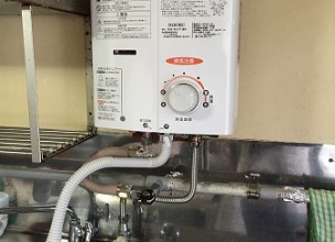 【キッチンの給湯器交換】ガス瞬間湯沸かし器のお取替え工事【横浜市戸塚区　県営柏陽台アパート】