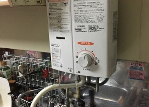 【キッチンの瞬間湯沸かし器】台所の給湯器の新規取り付け工事【県営住宅 in 藤沢市大庭】