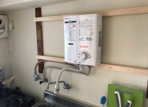 コンロ直上の瞬間湯沸かし器の新規取り付け工事【市営河原町団地 in 川崎市幸区】