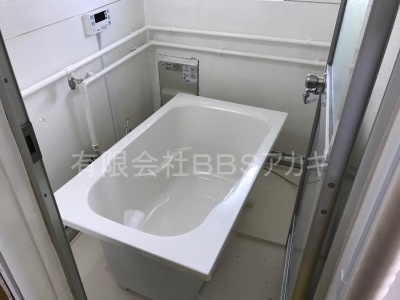 団地のお風呂でのシャワーの取り付け工事【県営団地 in 横浜市泉区】団地の浴室へのシャワーの新規取り付け工事の様子のご紹介です。かかる費用は他社よりも断然リーズナブルです。詳しくはこちらの施工実績をご覧ください。その5
