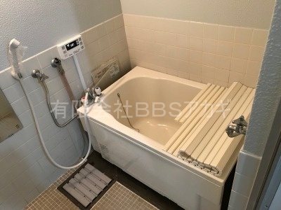 シャワーの新規設置工事【公務員住宅 in 横浜市鶴見区】市営住宅や県営住宅などのお風呂場に、シャワーを新しく取り付けた時の施工事例です。まずはご覧ください。その2