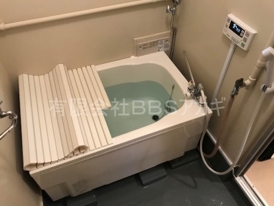 給湯器の設置完了後の、都営住宅のお風呂場の様子。（RUF-HV162A+110cm浴槽セットの新規設置工事【都営住宅 in 中野区】）