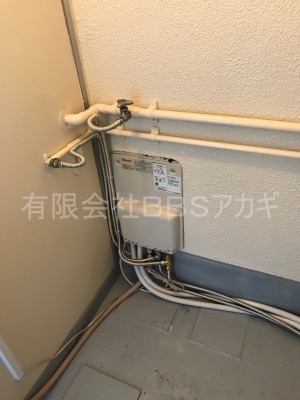 給湯器を設置しているところ｜ホールインワン給湯器セットの新規取り付け工事【都営住宅 in 府中市】