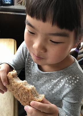 お客様より、KAZE（綾瀬市）の「あやせプレミアム全粒粉食パン+レーズン食パン」を頂きました！！