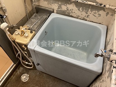 写真左側の機械がガス釜で、右側の箱が浴槽です。｜団地用のお風呂を広い浴槽へリフォームする工事【都営住宅 in 東京都練馬区】