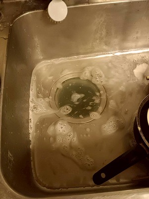 キッチンのシンクの急な排水口の水つまりを自分で簡単に一瞬で「あっ!」という間に解消できるプロ用グッズのご紹介♪