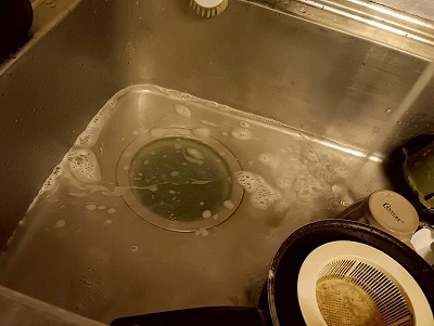 キッチンのシンクの急な排水口の水つまりを自分で簡単に一瞬で「あっ!」という間に解消できるプロ用グッズのご紹介♪