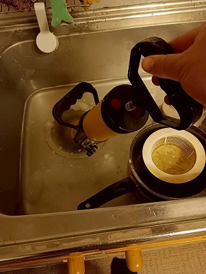 キッチンのシンクの急な排水口の水つまりを自分で簡単に一瞬で「あっ!」という間に解消できるプロ用グッズのご紹介♪