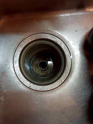 キッチンのシンクの急な排水口の水つまりを自分で簡単に一瞬で「あっ!」という間に解消できるプロ用グッズのご紹介♪