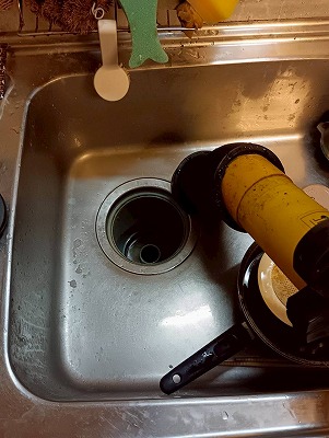 キッチンのシンクの急な排水口の水つまりを自分で簡単に一瞬で「あっ!」という間に解消できるプロ用グッズのご紹介♪