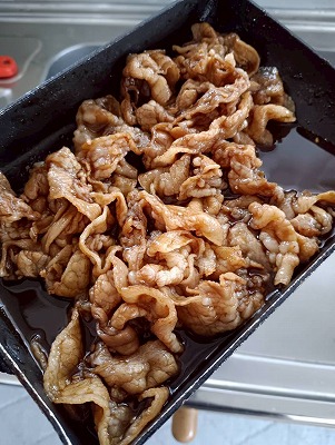 焼き肉のたれ味のプルプルとしたおいしい豚バラスライスに大変身♪