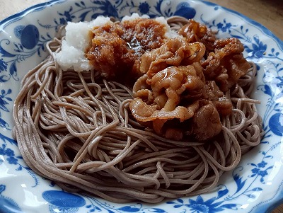 「大根おろしと豚肉の冷やしそば」完成です！