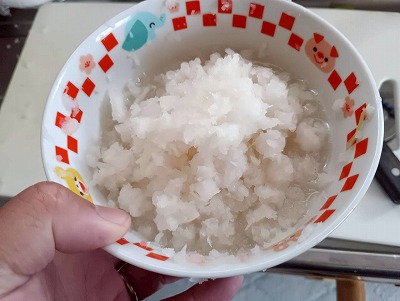 食われるとも知らずに、ブタちゃんがニコニコしてます