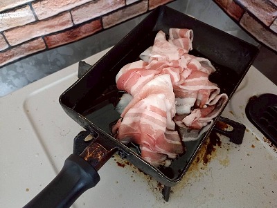 火にかける前に豚バラスライスをフライパンへ投入