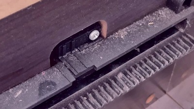 ネジでとまっている部品を外します