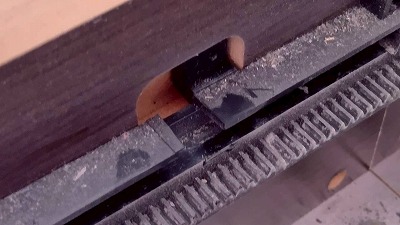外すと隙間ができます